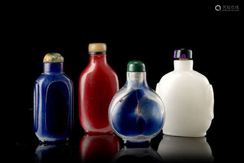 Four layered glass snuff bottlesChina, 19th century(h. max. 7 cm.)ITQuattro snuff bottles in vetro a