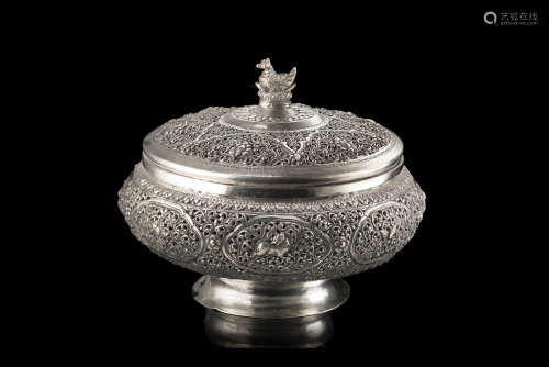 A chiselled and repousseè circular silver box decorated with figuresBurma, 20th century(d. 19 cm.)