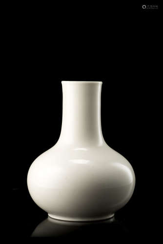 A white-glazed monochrome vase, of compressed globular formChina, 19th century(h. 16 cm.)ITVaso in