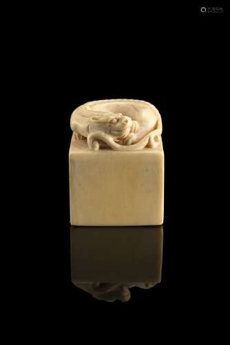 An ivory seal surmounted by an archaic dragon, with original boxChina, 19th century(h. 3.4 cm.)