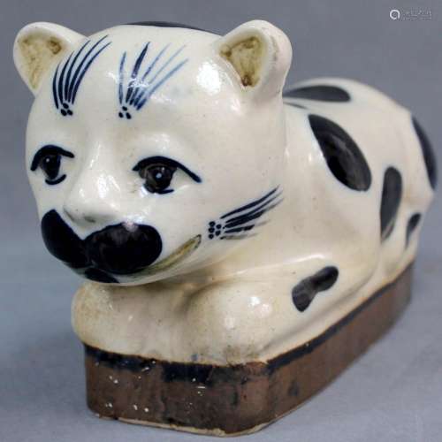 Neck support earthenware in the form of a cat. 