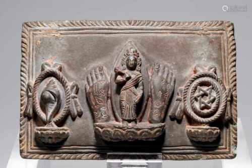 VISHNUstone,Nepal, 16th century,H: 10,5 cmeVishnu flanked by two feet, to the right a conch and to