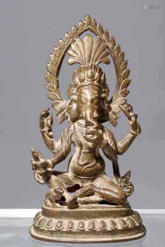 GANESHAbronze,India, 18th centuryH: 16 cm Ganehsa with 4 arms, below a rat, both on a lotus base.