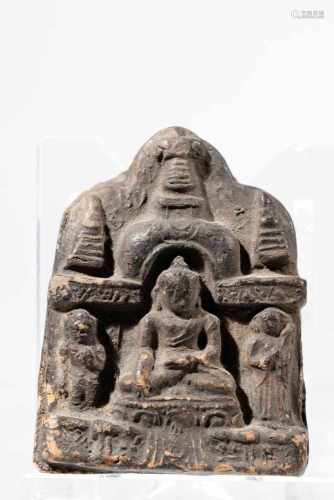 PAGAN VOTIVE BUDDHAClay,Birma, 12th centuryH: 4,5 cmBuddha in earth-touching gesture flanked by