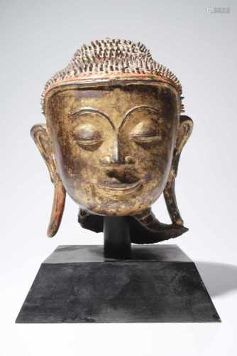 HEAD OF BUDDHAwood carved restgilt,birma, 19th centuryH: 24 cmRound, youthful, charming and sweet