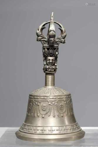 GHANTAbronze bell with silver handle,Tibet, 19th centuryH: 16 cmHandle is surmounted with half