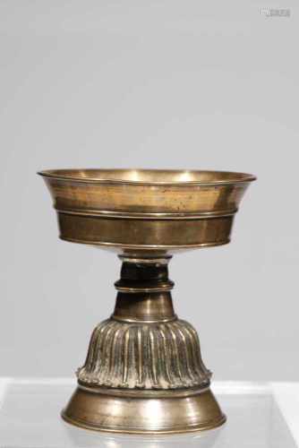 OILLAMP8 auspicious Metalls,Tibet, 16th centuryH: 11,5 cmOillamp or butterlamp in baluster-form stem