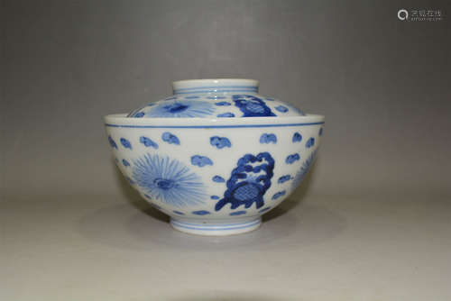 18th C. blue and white porcelain cover bowl