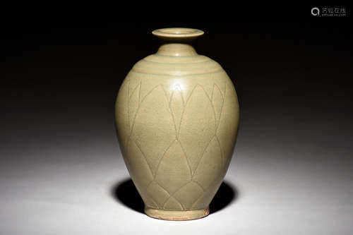 YAOZHOU WARE VASE, MEIPING