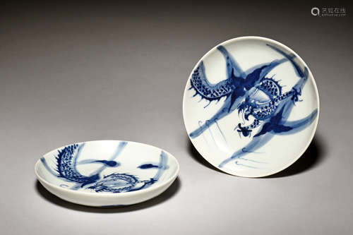 PAIR OF BLUE AND WHITE 'DRAGONS' DISH