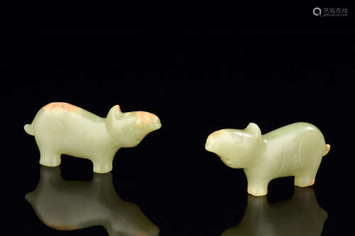 PAIR OF JADE CARVED 'BEARS' FIGURE