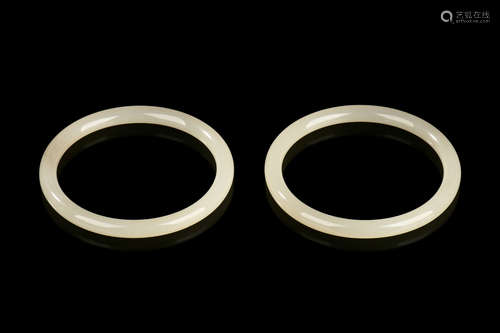 PAIR OF WHITE JADE ROUND BANGLES