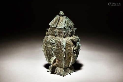 ARCHAIC BRONZE CAST RITUAL VESSEL WITH LID