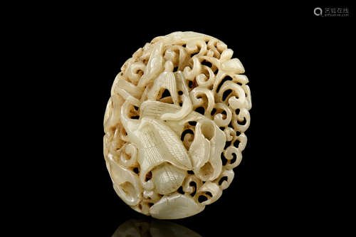 WHITE JADE OPENWORK CARVED 'BIRDS AND VINES' ORNAMENT