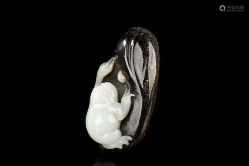 BLACK AND WHITE JADE CLEVERLY CARVED 'TOAD' ORNAMENT