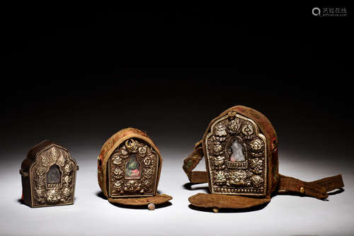 THREE TIBETAN BRONZE CAST BUDDHA NICHES