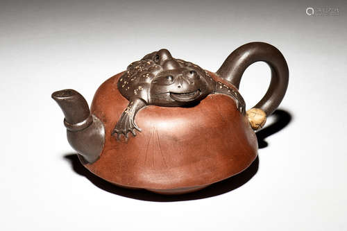 YIXING ZISHA 'MYTHICAL TOAD' TEAPOT