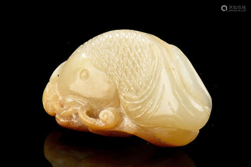 CLEVERLY CARVED HETIAN JADE 'FISH AND LOTUS' ORNAMENT