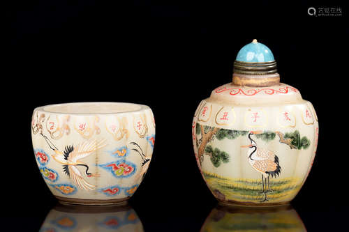 SET OF PAINTED GLASS 'CRANES' SNUFF BOTTLE AND COVER