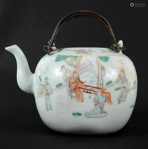 19TH CENTURY CHINESE PORCELAIN TEAPOT - Outdoor scene shows figures enacting a play or drama before a person of some importance,