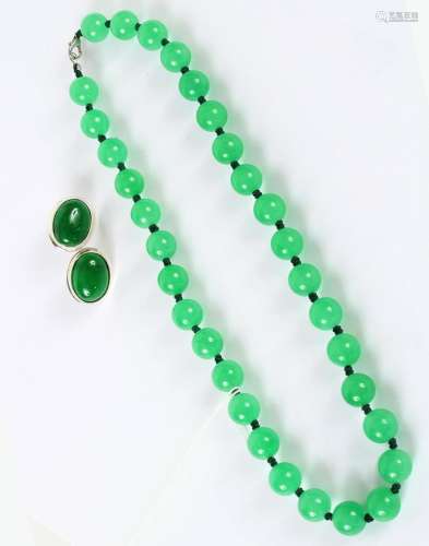 GREEN HARDSTONE BEAD NECKLACE & EARRINGS - Thirty-two 10 mm translucent medium green polished beads of uniform color are individual...
