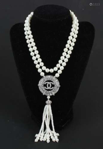 WHITE TRIDACNIDAE SHELL BEAD NECKLACE WITH RHINESTONE PENDANT - This is a very fun 30