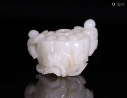 A OLD HETIAN JADE CARVED BRUSH WASHER