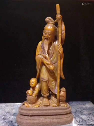 A TIANHUANG SOAPSTONE CARVED FISHERMAN FIGURE