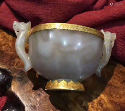 A AGATE CARVED DOUBLE-EARS CUP