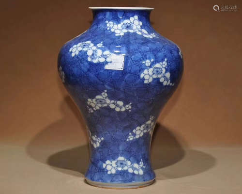 A BLUE AND WHITE FLORAL PATTERN VASE