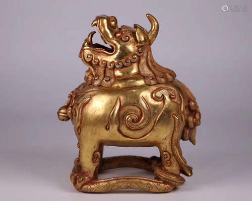 A GILT BRONZE MOLDED PIXIU SHAPED UTENSIL