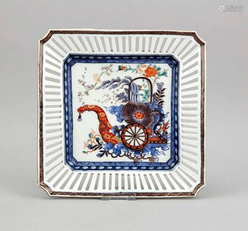 quadratische Imari-Schale, China, 20. Jh., im Spiegel ein Streitwagen in Eisenrot, Kobaltblau und Gold, durchbrochen gearb. Fahne, abgeschrägte Ecken, signiert, 28 x 28 cm