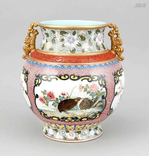 Famille-Rose-Vase, China, Mitte 20. Jh., bauchige Form mit weiter Öffnung, Korpus unterteilt in 4 Reserven mit Vogeldarstellungen, Schulterzone mit eisenrotem Ranken-Reliefdekor. Standring und Hals mit aufwändigem, goldstaffierten Rankenornament. Durchbrochen gearbeitete, figürliche Handhaben, ebf. goldstaffiert, gestempelte 4-Zeichen Siegelmarke in hellblau, H. 27 cm