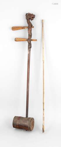 Erhu (2-saitiges Streichinstrument), China um 1900, Schaft an der Oberseite mit geschnitztem Drache (Ohr best.) mit bewegl. grüner Kugel im Maul. Durchbrochen gearb. Schallloch, Resonanzkörper mit Python-Haut bespannt, reliefierte Seitenspanner mit Bein-Einlegearbeit, keine Saiten aufgezogen, Trocknungsriss, L. ca. 78 cm