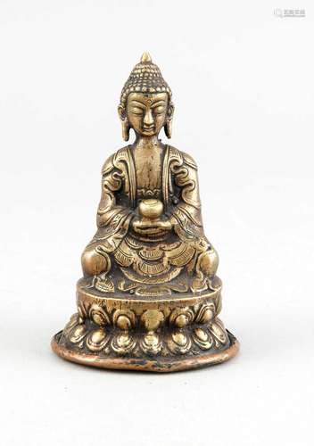 Kleiner Buddha Shakyamuni, Tibet/China um 1900, Bronze, kupferne Bodenplatte mit Varja-Gravur, H. 11 cm