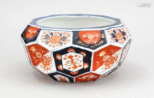 Imari-Schüssel, Japan, 19./20. Jh., facettierte Rundform, hexagonale Flächen mit typischem Imari-Dekor in kobaltblau und eisenrot, Goldstaffur, H. 11 cm, D. 21 cm