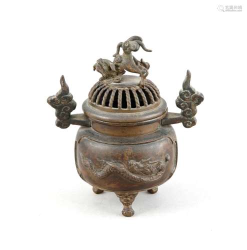 A small Ming-style incense burner, Qing period (1644-1912), bronze, dark brown patinated, the body on three feet, the doomed, open-worked lid with vertical decor and foo dog finial, six character mark, handle loosened, h. 12.4 cm