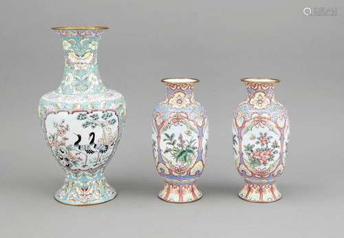 3 x Emaille-Vase, China, um 1900. Kupferkorpus polychrom emailliert. 1 x als Pärchen mit Blumenkartuschen auf hellblauem Grund (H. 23 cm), 1 x einzelne Vase mit 2 Reserven, eine mit Pinie und Kranichen, eine mit Rosen und Vogel, auf dem Hals Fledermäuse und Schmetterlinge, H. 31 cm