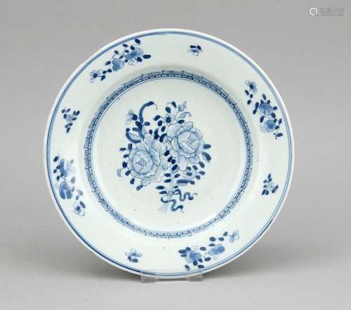 Blauweißer Teller, China, Qianglong?, im Spiegel Blütendekor, Fahne mit Zweigen mit Früchten, D. 22 cm