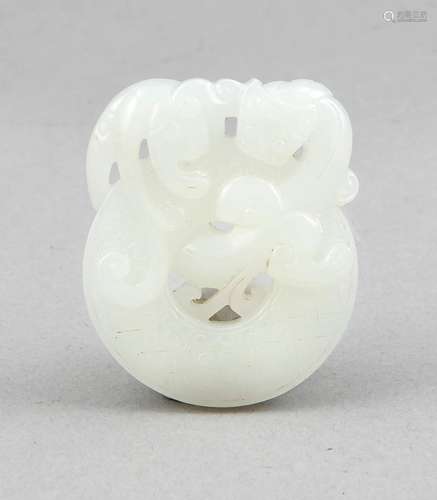 Jade Bi-Scheibe, China, wohl 19. Jh., weiße Jade. Durchbrochen gearbeitete Schnitzerei mit sich durch das Loch windender Eidechse, ca. 4,5 x 4 cm