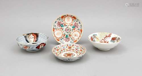 Konvolut von 4 Schälchen, China/Japan, 19./20. Jh., 1 x Imari-Dekor (D. 16 cm), 1 x Famille-Rose (D. 16,5 cm), 1 x Eisenrot und Gold (D. 15 cm), 1 x Kyoto-Style (16,5 cm), teilw. best. & ber., Haarrisse