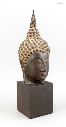 Buddhakopf im Sukothai-Stil, Thailand 19. Jh., Bronzeguss auf dunklem Hartholzsockel, H. 45 cm