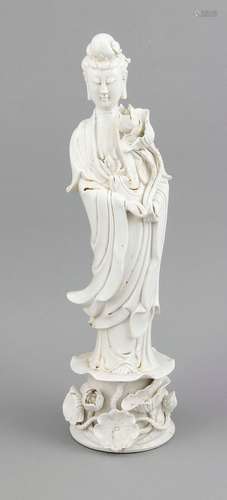 Blanc de Chine-Figur (Guanyin), China, 19./20. Jh., eine offene und eine geschlossene Lotosblüte tragend, auf durchbrochen gearbeitetem Lotossockel, Hals und eine Hand restauriert/gekl., geschlossene Lotosblüte best., H. 48 cm