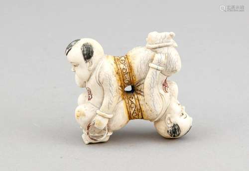 Elfenbein-Figur/Okimono/Netsuke, China/Japan, 19. Jh., Wendefigur mit 2 sitzenden und gleichzeitig krabbelnden Babys, ca. 6 x 6 x 3 cm