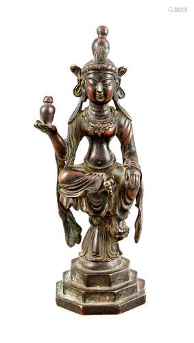 kleine Guanyin-Bronze, China, 19. Jh. (Qing). Dreistufiger, octogonaler Sockel, Lotosschaft, dunkle Patina, H. 17 cm