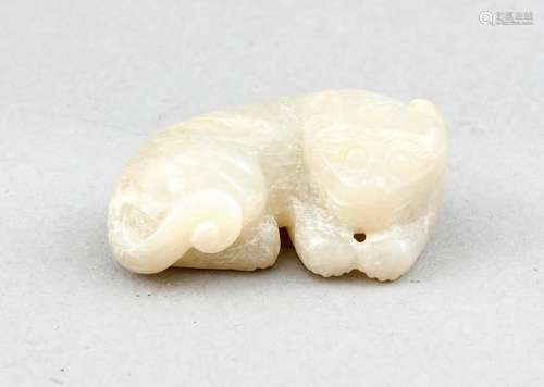 kleiner Fo-Hund, China, wohl 19. Jh., graugrüne Jade, ca. 2,5 x 4 cm