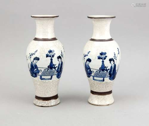 paar Vasen, China/Japan, 20. Jh., Balusterform, kobaltblauer Dekor mit Go-spielenden Frauen, cremeweißer Fond mit Craquelé-Glasur, geritzte Signatur oder Marke, H. 26 cm