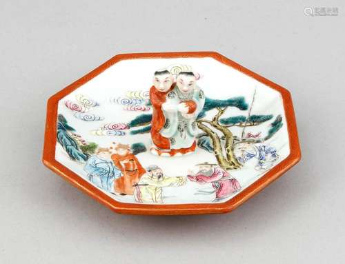 Figurative handle octagonal bowl, China underglaze blue guangxu mark (1875-1908), polychrome figurative scene on the top framed by a red-brown wavy gold edge, the underside of the wall with eight varying representations, and others. with fish, flowers and knots, D. 14 cm