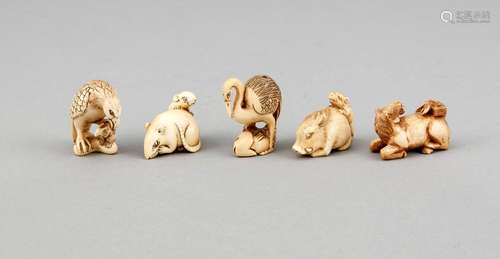 5 Netsuke, Japan, wohl 19. Jh., Elfenbein, teilw. signiert, 3 - 4 cm