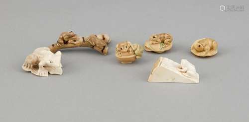 Konvolut von 6 Teilen Netsuke und kleine Figuren, Japan, Elfenbein, Bein, 19./20. Jh., verschiedene Froschdarstellungen, davon einer signiert 3 - 8 cm